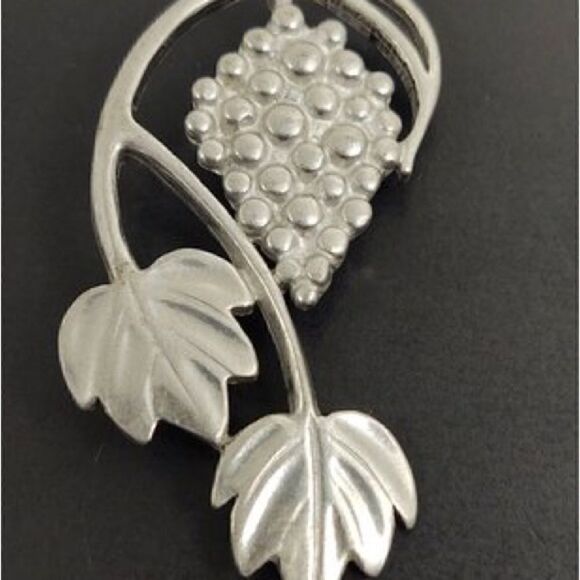 Lovell Designs Signed Grapes On The Vine Pewter Brooch. - Picture 2 of 5